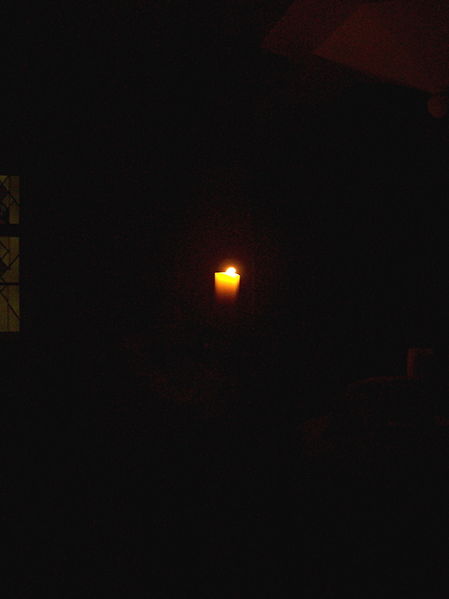 vigil paschal candle 2 449px-Osterkerze_in_Dunkelheit